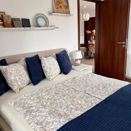 Erkel 19 Apartmanhaz * 케츨리