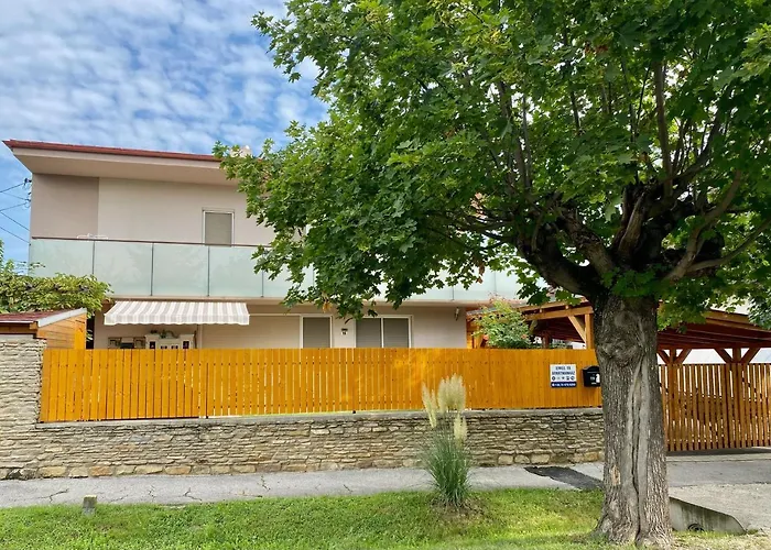 Erkel 19 Apartmanhaz * 케츨리